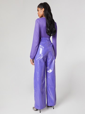 Katy Perry exclusive for ABOUT YOU Szeroka nogawka Spodnie 'Tamara' w kolorze fioletowy