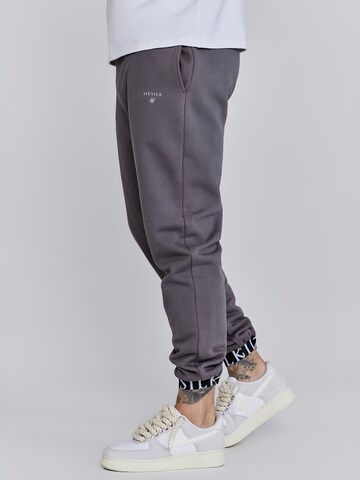 Effilé Pantalon SikSilk en gris