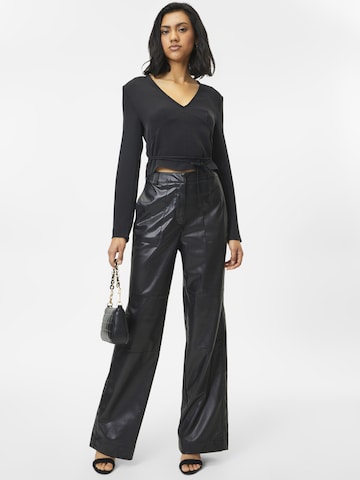 Calvin Klein Jeans بلوزرة بلون أسود