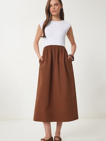 Happiness İstanbul Kleid in Braun: Vorderseite