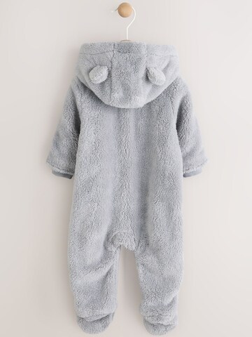 Next Overall in Grau