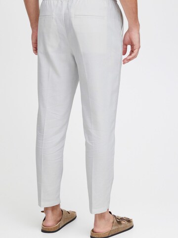 Regular Pantalon ' Pilou ' Casual Friday en blanc