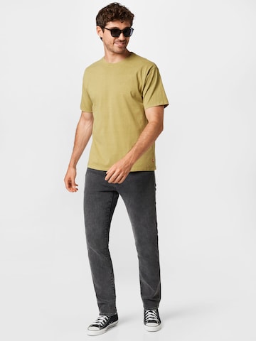 LEVI'S ® T-Shirt 'Red Tab' in Grün