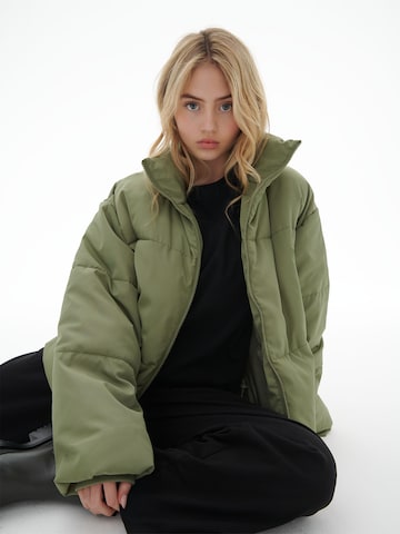 LENI KLUM x ABOUT YOU Winter Jacket 'Lilli' in Green: front