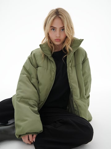 LENI KLUM x ABOUT YOU - Casaco de inverno 'Lilli' em verde: frente