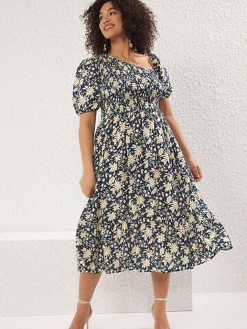 Trendyol Curve Платье в Зеленый: спереди