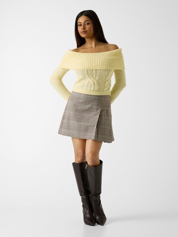 GUESS Sweater in Yellow
