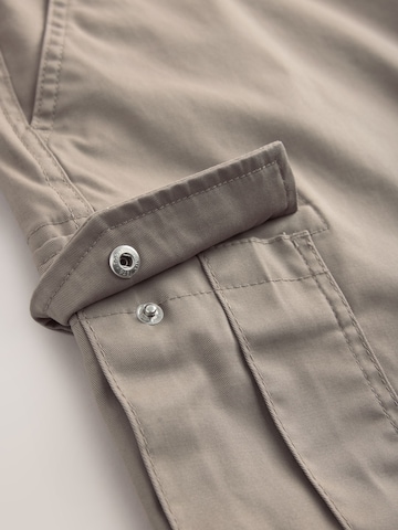 Next Normalny krój Bojówki w kolorze beżowy