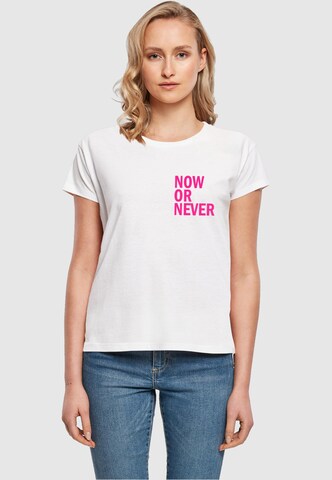 Merchcode Shirt 'Now Or Never' in Wit: voorkant