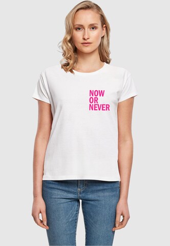 Merchcode T-Shirt 'Now Or Never' in Weiß: Vorderseite