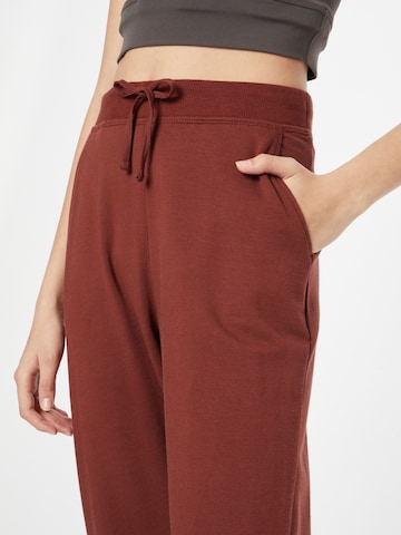 Effilé Pantalon de sport NIKE en marron