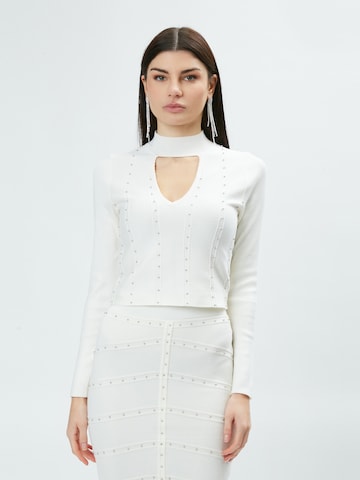 Influencer Sweater in White: front