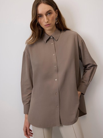 Touché Privé - Camiseta 'Oversized Poplin Shirt' en beige