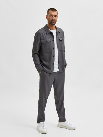 Regular Pantalon à plis 'Veik' SELECTED HOMME en gris