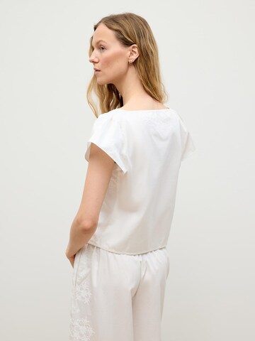 ABOUT YOU x Marie von Behrens Blus i vit