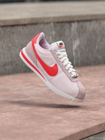 Nike Sportswear - Sapatilhas baixas 'CORTEZ' em rosa: frente