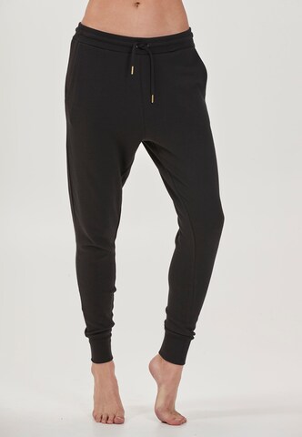 Athlecia Loose fit Workout Pants in Black: front