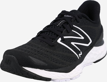 Chaussure de sport new balance en noir : devant