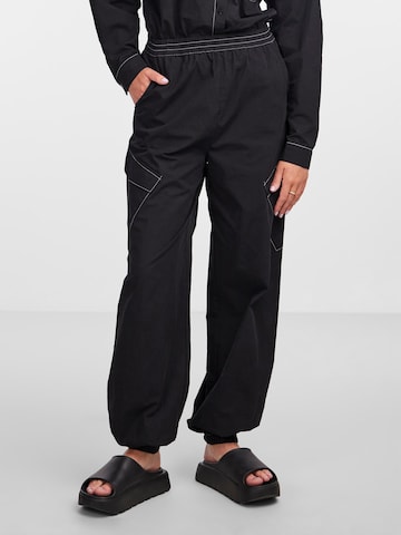 Effilé Pantalon 'SARA' PIECES en noir : devant