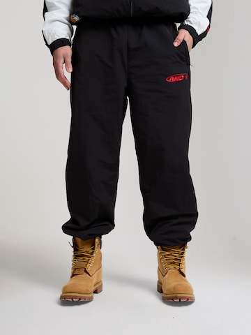 AND1Tapered Hlače - crna boja: prednji dio