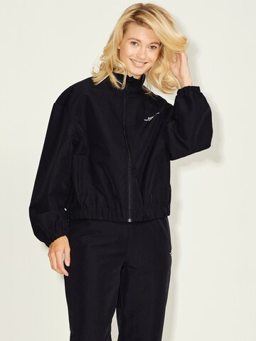 JJXX Between-Season Jacket 'Hailey' in Black: front