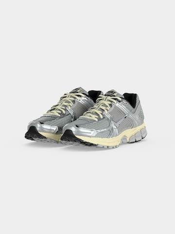 Nike Sportswear Ниски маратонки 'Zoom Vomero 5' в сиво: отпред