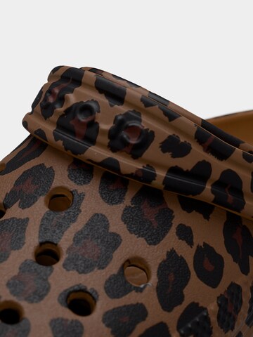 Calzatura aperta 'Classic' di Crocs in marrone