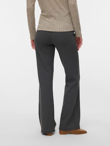 Flared Pantaloni di MAMALICIOUS in grigio