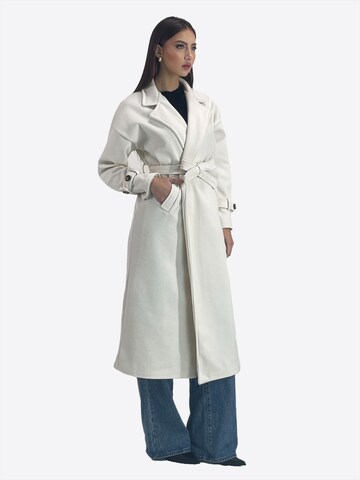 Elara Overgangsfrakke i hvid