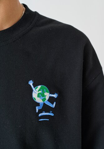 Cleptomanicx Sweatshirt 'World is Flipping' in Black