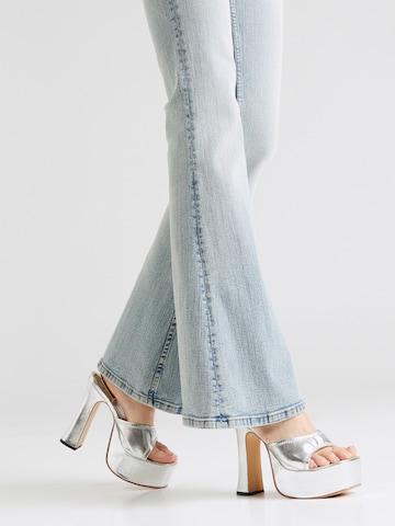 Flared Jeans di Monki in blu