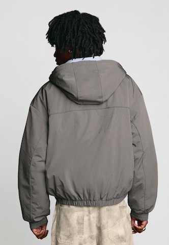Giacca di mezza stagione di Bershka in grigio: frontale