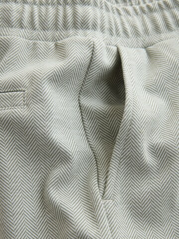 Next Regular Shorts in Grün