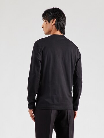 Tricou de la bugatti pe negru