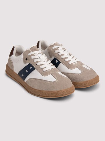 Pantofi de la Ombre pe alb