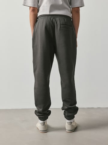 Next Tapered Hose in Grau