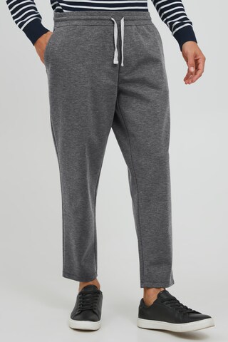 Casual Friday Regular Broek 'Pilou' in Grijs: voorkant