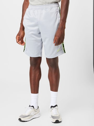 Nike Sportswear - Loosefit Pantalón 'Repeat' en gris: frente