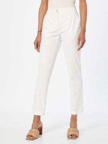BRAX Slimfit Παντελόνι με τσάκιση 'MARON' σε λευκό: μπροστά