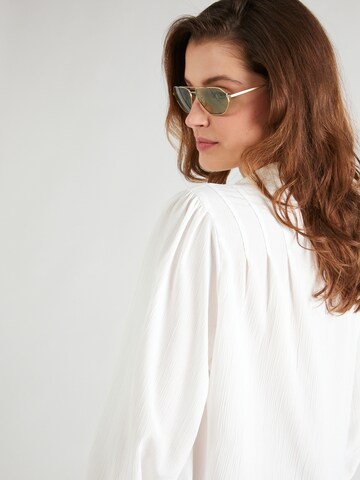 QS - Blusa em branco