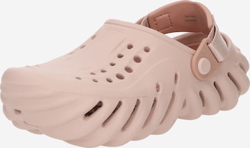 Crocs Открытая обувь 'Echo' в Ярко-розовый: спереди