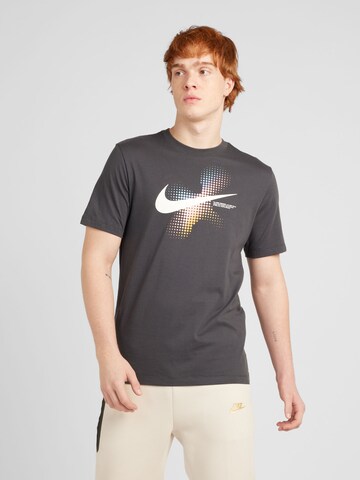 Tricou 'SWOOSH' de la Nike Sportswear pe gri: față