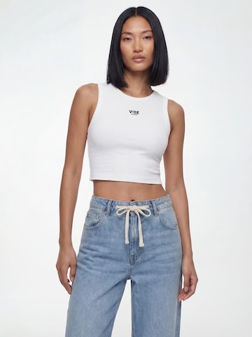 V!BE STUD!OS Τοπ σε λευκό: μπροστά