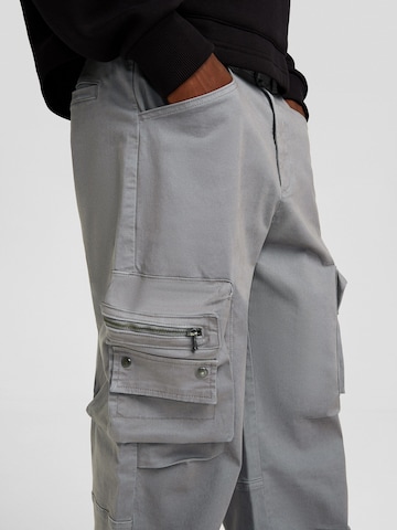 Bershka Ohlapna forma Kargo hlače | siva barva