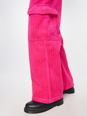 Loosefit Pantaloni cargo 'Julian' di WEEKDAY in rosa