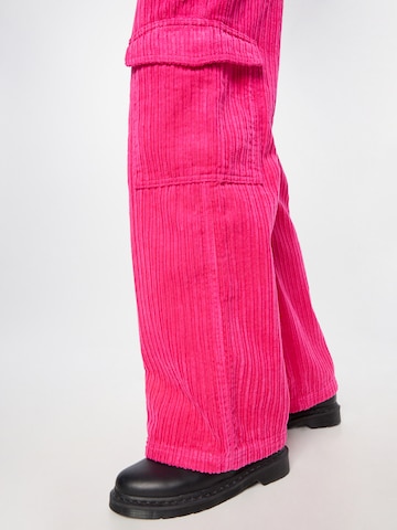 Loosefit Pantaloni cargo 'Julian' di WEEKDAY in rosa