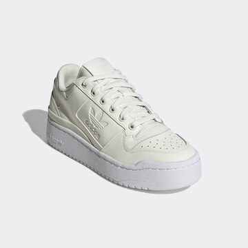 ADIDAS ORIGINALS - Sapatilhas baixas 'Forum Bold' em branco