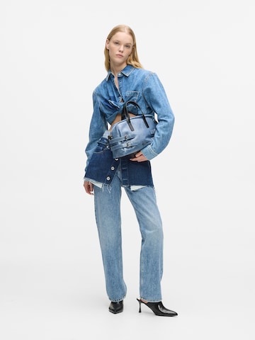 KARL LAGERFELD JEANS Kézitáska 'Buckle' - kék
