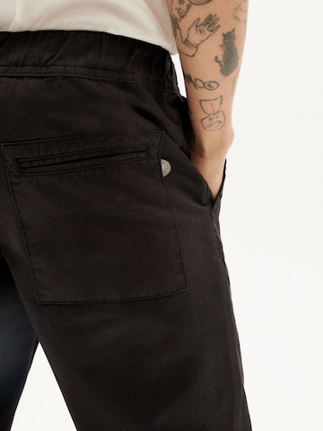 regular Pantaloni chino di Thinking MU in nero