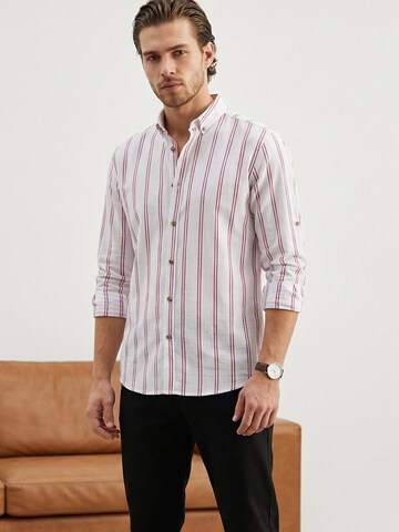 Trendyol Slim Fit Skjorte i rød: forside